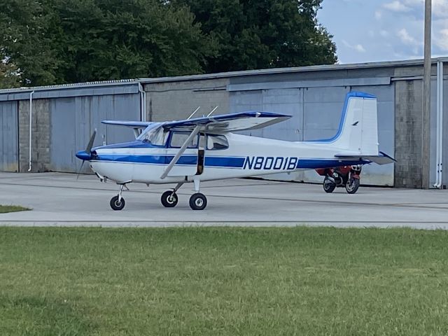 Cessna Skyhawk (N8001B) - Date Taken: September 17, 2022br /I first saw this plane at the Somerset airport for the 2022 Lake Cumberland Air Show, and I was very surprised to see that this exact plane flew from Somerset to the London-Corbin Airport.