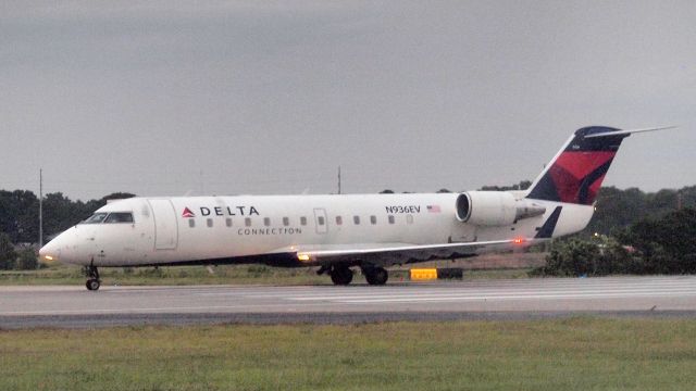 Canadair Regional Jet CRJ-200 (N936EV)