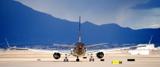 BOEING 767-300 (N335UP)