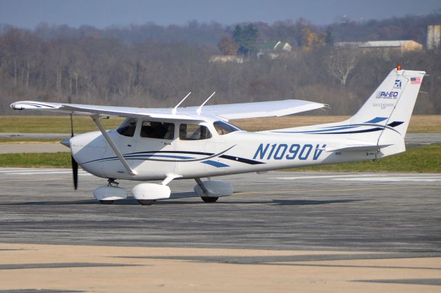 Cessna Skyhawk (N1090V) - Seen at KFDK on 11/21/2010