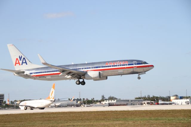 Boeing 737-800 (N927AN)