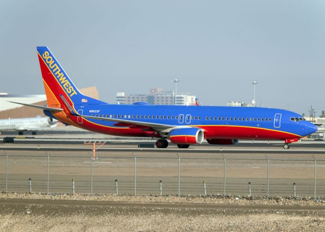 Boeing 737-800 (N8623F)