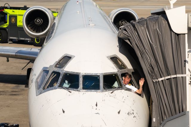 McDonnell Douglas MD-90 (N925DN) - The captain of the last MD-90 poses for pictures after completing the plane's final passenger flight.