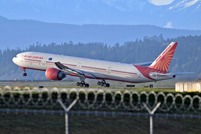 BOEING 777-300 (VT-ALT)