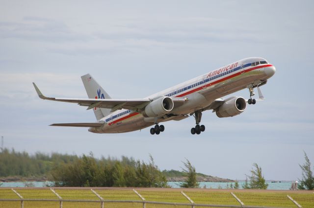 Boeing 757-200 (N614AA) - Departing Rwy 30