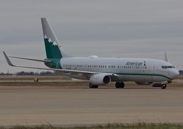 Boeing 737-800 (N916NN) - The always lovely Reno Air retro jet waiting to taxi to the gate after arriving for Austin