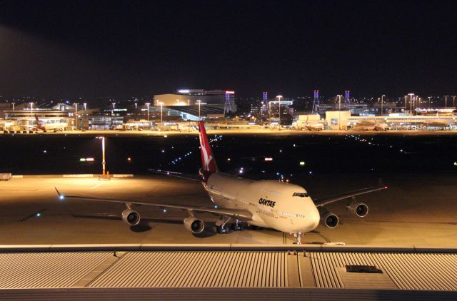 Boeing 747-400 (VH-OJG) - Sydney airport at night