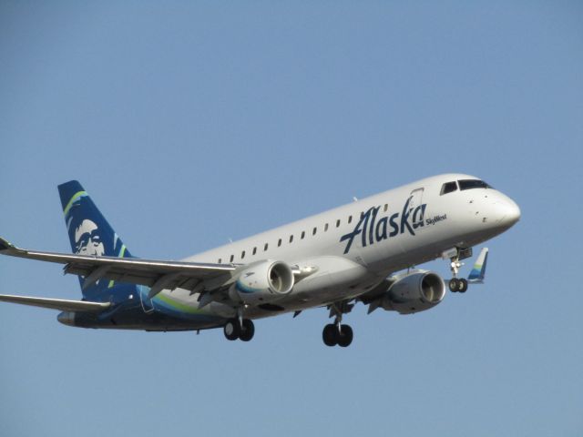 EMBRAER 175 (long wing) (N195SY) - Landing RWY 20R