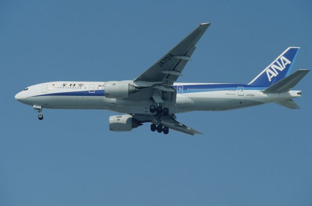 Boeing 777-200 (JA701A) - Final Approach to Tokyo-Haneda Intl Airport Rwy16L on 1997/10/11