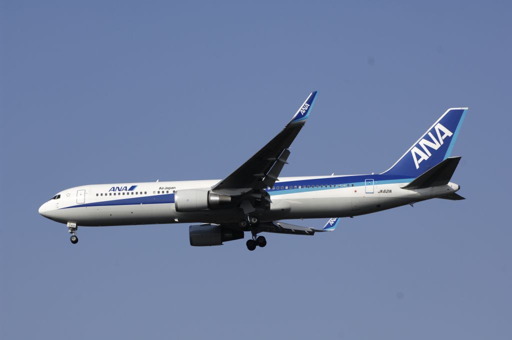 BOEING 767-300 (JA621A) - Final Approach to Narita Intl Airport Rwy16R on 2013/05/06
