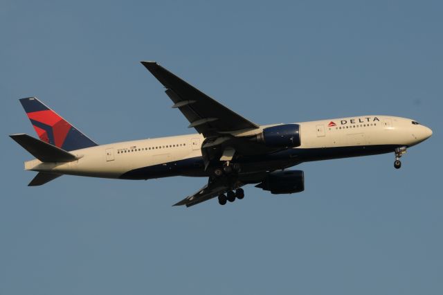 Boeing 777-200 (N861DA)