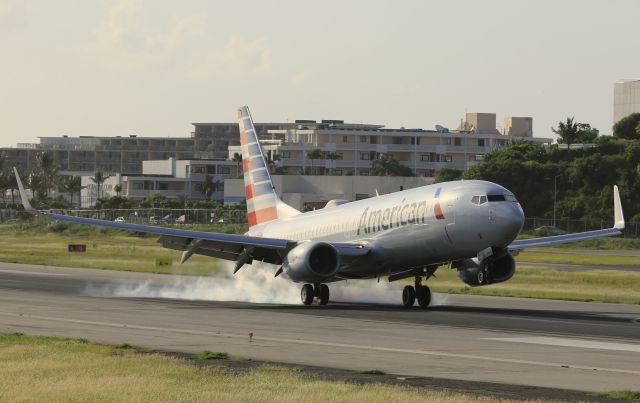 Boeing 737-800 (N818NN)