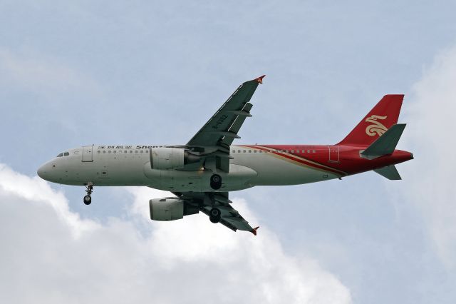 Airbus A320 (B-6352)
