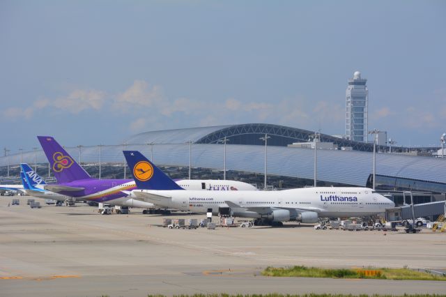 Boeing 747-200 (D-ABVC) - 夏の日の大型機の駐機シーン。