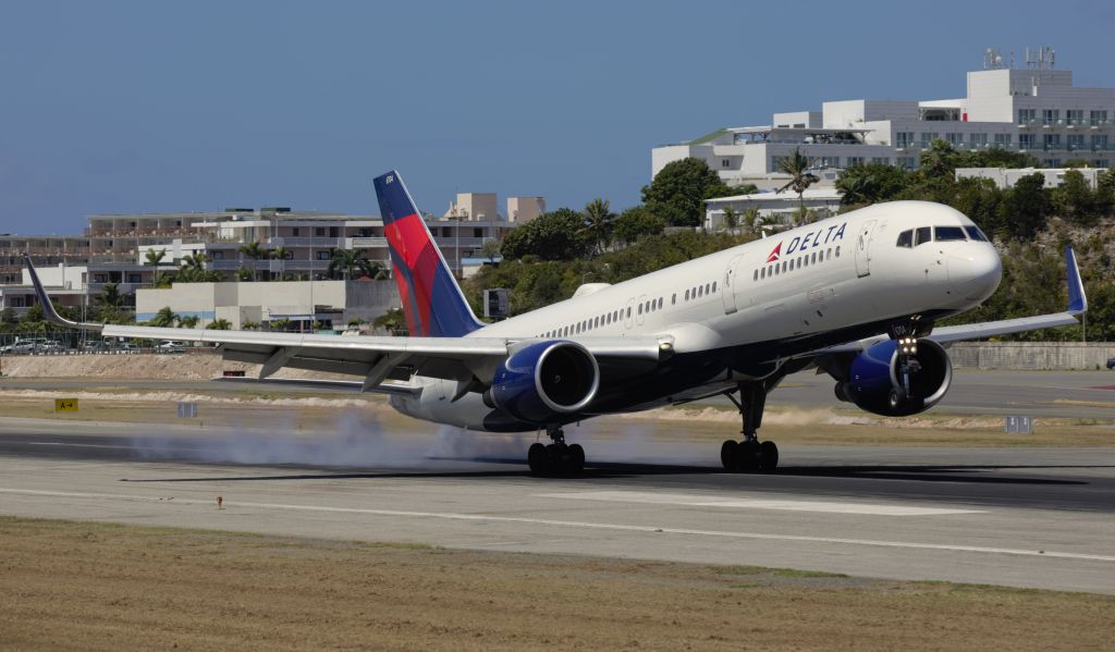 Boeing 757-200 (N6704Z)