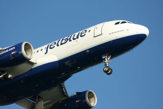 Airbus A320 (N621JB) - Approach to runway 27 at Logan