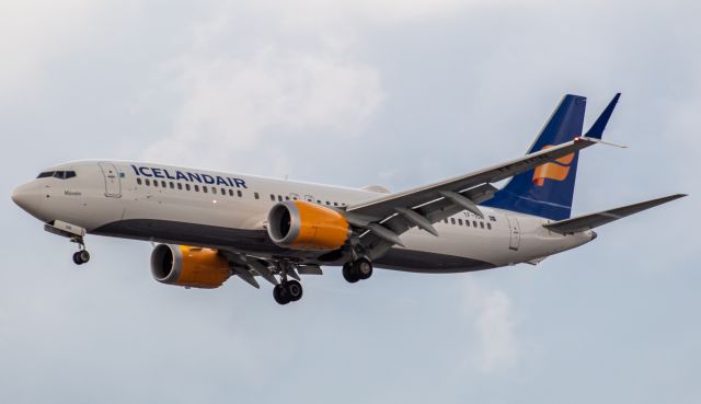 Boeing 737 MAX 8 (TF-ICN) - Icelandair Boeing 737 MAX 8 arriving from Keflavik, Iceland to Newark.