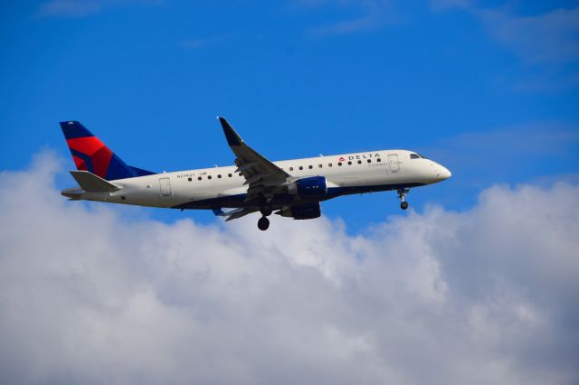 Embraer 175 (N274SY)