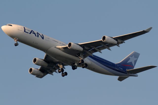 Airbus A340-300 (CC-CQE)