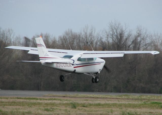 Cessna Centurion (N900RR) - Touching down on 14 at the Shreveport Downtown airport.