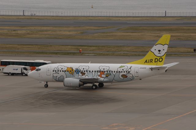 Boeing 737-500 (JA305K) - Taxi at Haneda Intl Airport on 2011/3/1 SpecialBear Do c/s