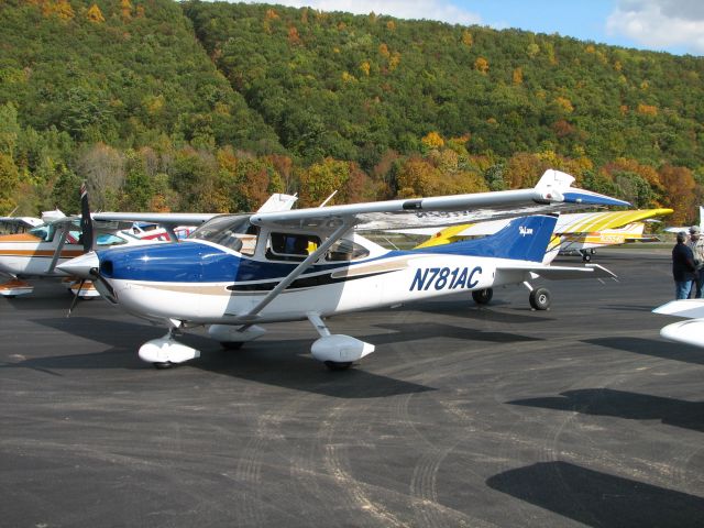 Cessna Skylane (N781AC) - Parked.  Most likely eating some very good BBQ chicken.