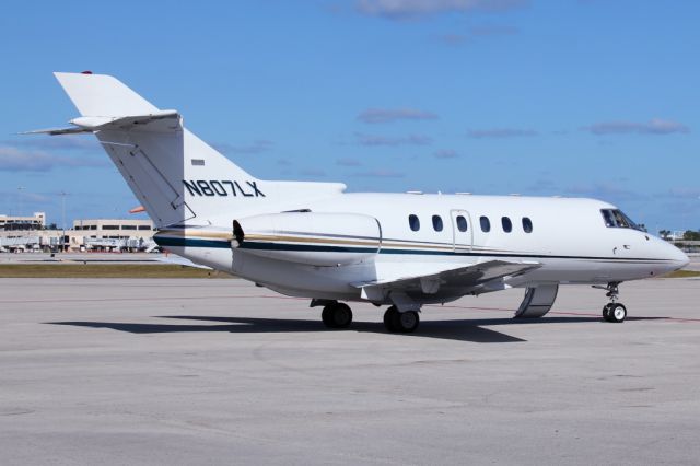 Hawker 800 (N807LX)