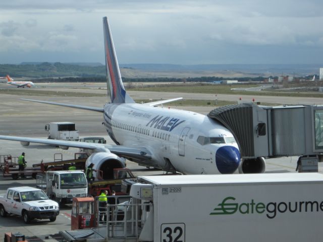 Boeing 737-700 (HA-LOG) - Loading the plane