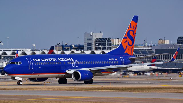 Boeing 737-800 (N824SY) - Sun Country Airlines has a total of three liveries for their passenger fleet, this one would be the corporate blue, one of their more plain liveries.  