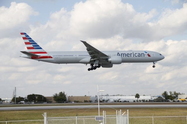 BOEING 777-300ER (N725AN)