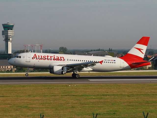 Airbus A320 (OE-LBJ) - passerelle spotter 07R-25L. From Vienna LOWW.