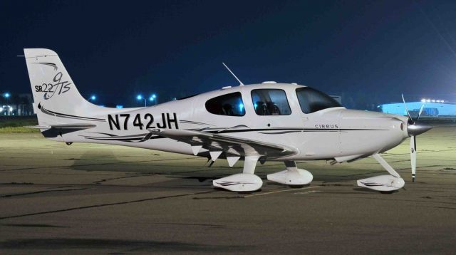 Cirrus SR-22 (N742JH)