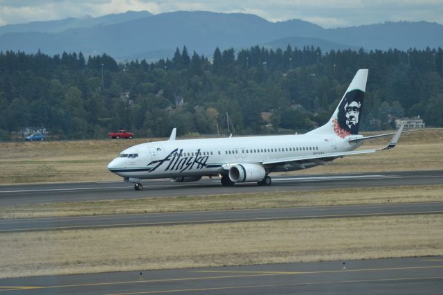 Boeing 737-800 (N534AS) - Landing in KPDX