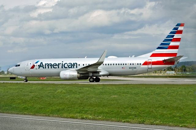 Boeing 737-800 (N990NN)