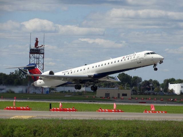 Canadair Regional Jet CRJ-900 (N604LR)