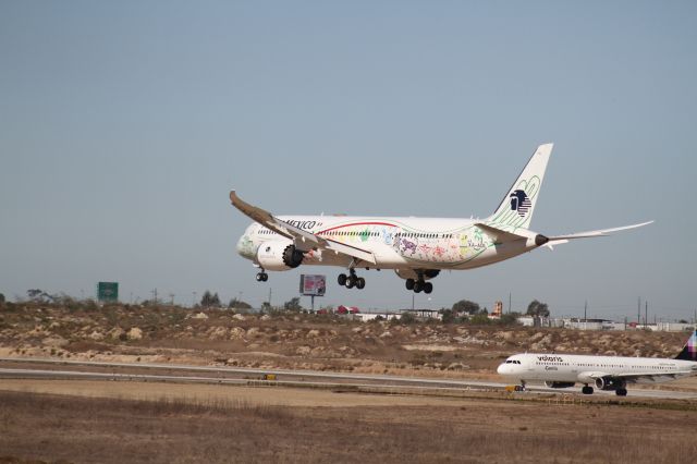 Boeing 787-9 Dreamliner (XA-ADL) - FINAL APPROACH 27 MMTJ
