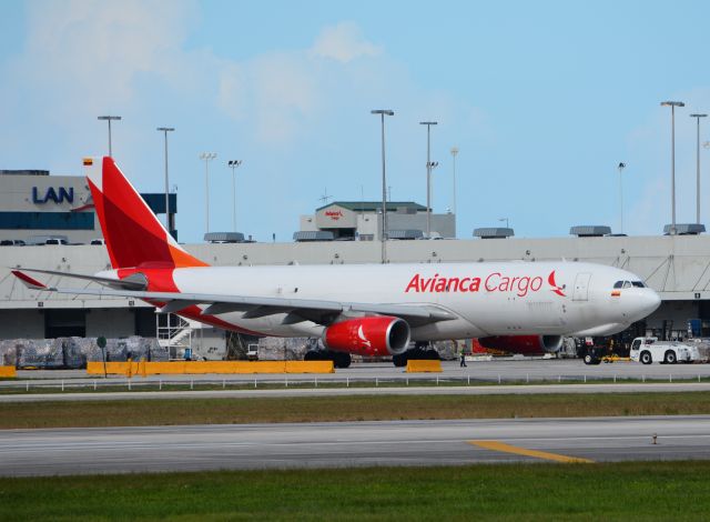 Airbus A330-200 (N334QT) - Pushback and engine start before flight to SKBO