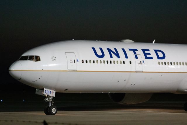 BOEING 777-300ER (N2639U)