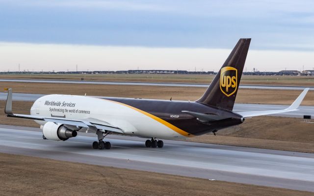 BOEING 767-300 (N340UP)
