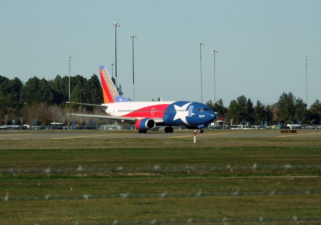 BOEING 737-300 (N352SW) - Flight 436 taxiing to 34R for departure to Phoenix.