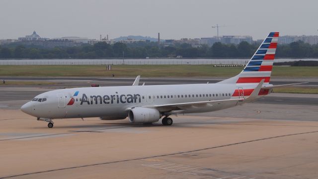 Boeing 737-800 (N932NN)