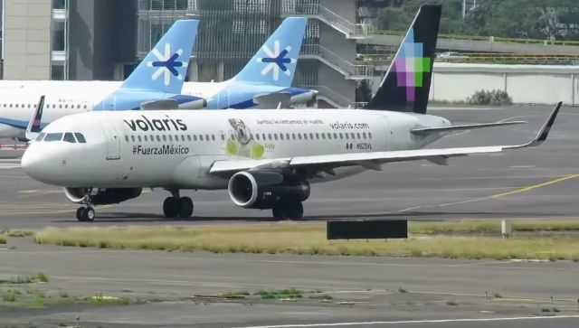 Airbus A320 (N525VL) - La aerolínea mexicana de ultra bajo costo celebra a -a un día de su retiro luego de 10 años de trabajo- la retirada de Frida, la perrita rescatista de la Marina que a finales de 2017 se convirtió en el símbolo de la esperanza que los binomios caninos traían a cada lugar donde se efectuaban trabajos de rescate tras los sismos del 7 y el 19 de septiembre en México.br /br /Su imagen quedó plasmada desde ese año en el fuselaje de un Airbus A320, matrícula N525VL, que fue el avión insignia de Volaris para el traslado de personal de rescate para colaborar en el auxilio a la población en México. Su retrato está acompañado por las frases “Fuerza México” y “Juntos Levantemos el Vuelo”. 