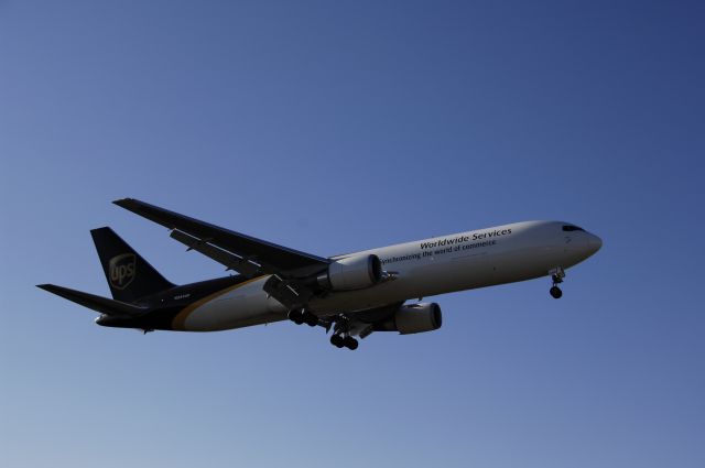 BOEING 767-300 (N344UP) - Final Approach to NRT Airport Airport Runway 34R on 2011/12/30