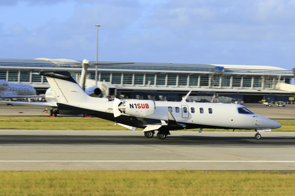 Bombardier Learjet 70 (N15UB) - N15UB landing at TNCM St Maarten