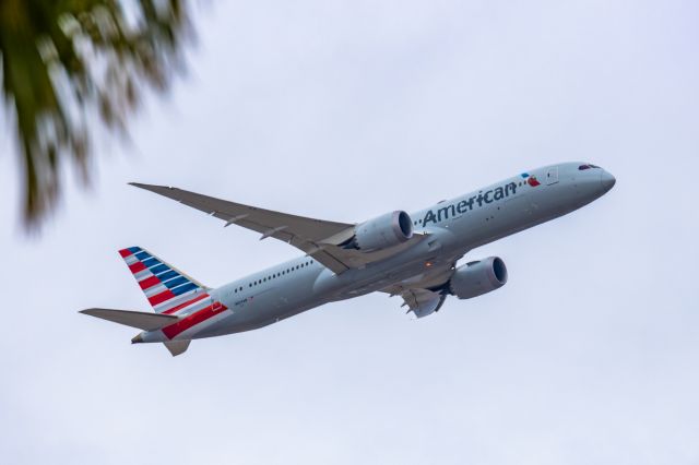 Boeing 787-9 Dreamliner (N824AN) - An American Airlines 787-9 taking off from PHX on 3/1/23. Taken with a Canon R7 and Canon EF 100-400 L ii lens.