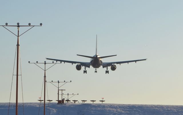 Airbus A310 (N430FE) - Final approach of FedEx A310 on a snowy day at McGhee Tyson in Alcoa, TN