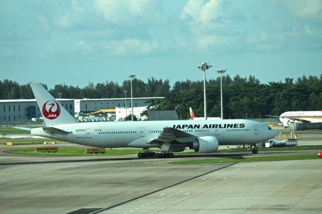 Boeing 777-200 (JA704J) - Taxi-ing