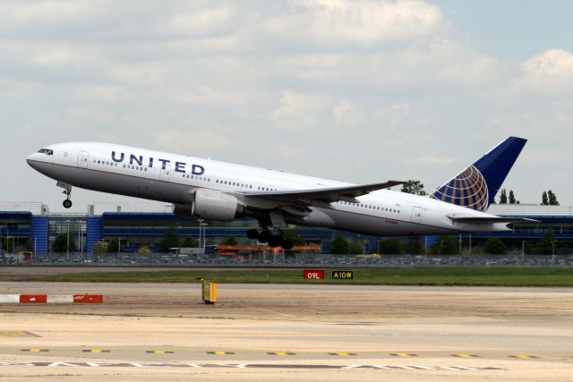 Boeing 777-200 (N781UA) - Airborne off rwy 27R on 27-May-13 operating flight UAL919 to KIAD.