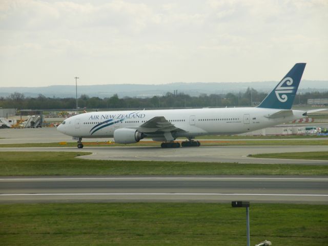 Boeing 777-200 (ZK-OKB) - ZK-OKB B777 AT EGLL ON 01/04/09