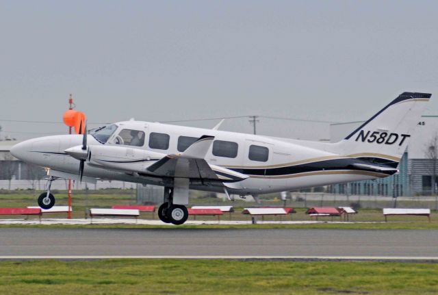 Piper Navajo (N58DT)